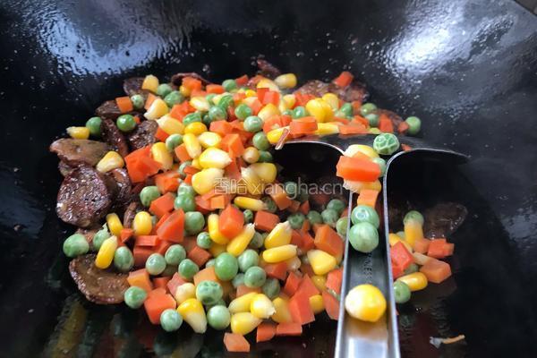 什锦腊肠焖饭的做法图解9