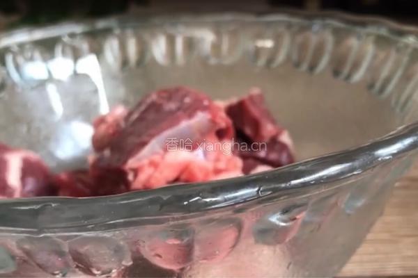 豆腐炖牛腩的做法图解1