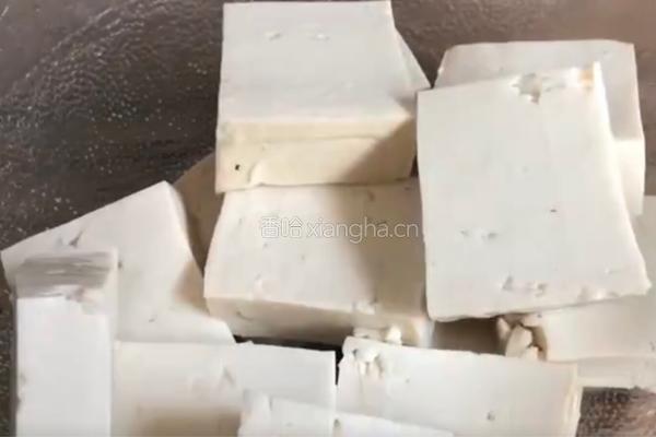 豆腐炖牛腩的做法图解3