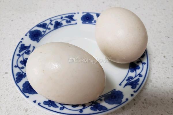 鸭蛋炒莴笋的做法图解1