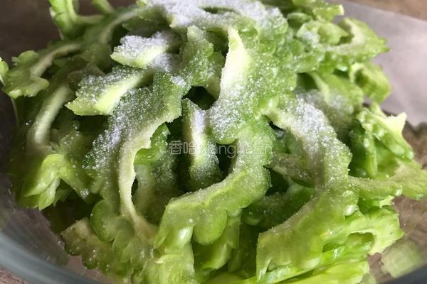 苦瓜鸡蛋摊饼的做法图解3