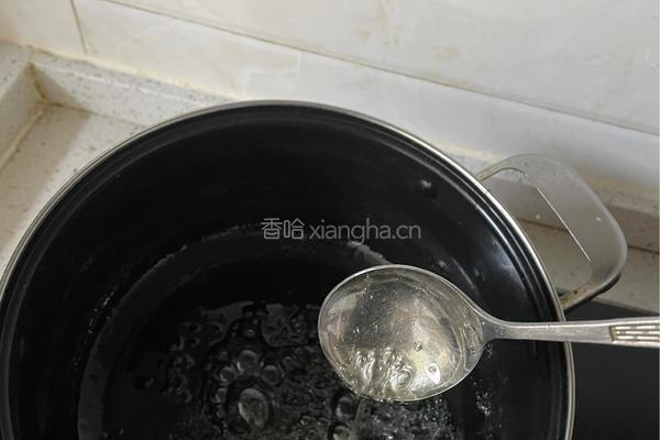 冰糖草莓的做法图解3