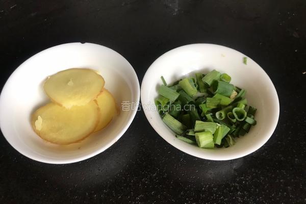 虾皮丝瓜粉丝汤的做法图解2