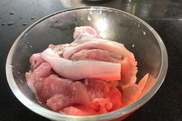 家常炒肉片的做法图解1