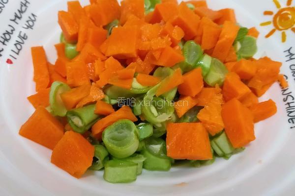 胡萝卜炒豆子的做法图解1