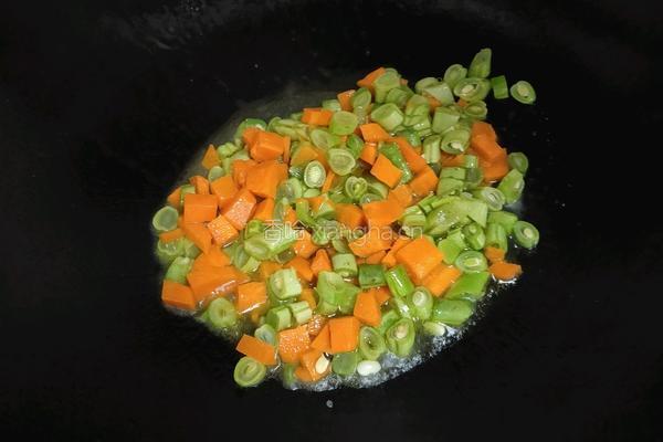 胡萝卜炒豆子的做法图解3