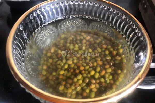百合红枣绿豆汤的做法图解1