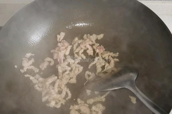 肉丝炒乌冬的做法图解2