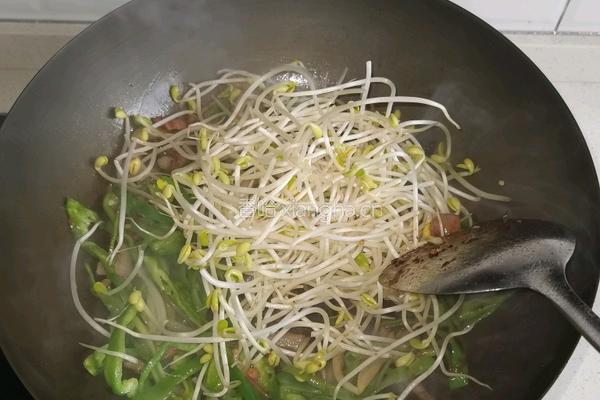肉丝炒乌冬的做法图解3