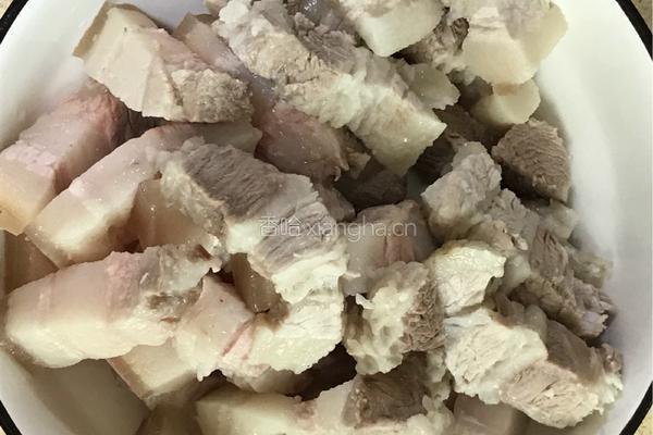 红烧肉腐竹鹌鹑蛋的做法图解1