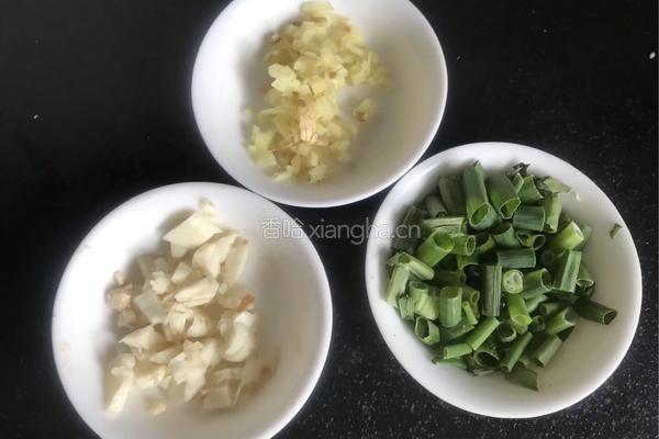 土豆烧鸭肉的做法图解2