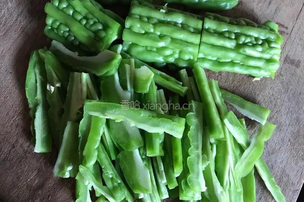 苦瓜炒牛肉的做法图解1