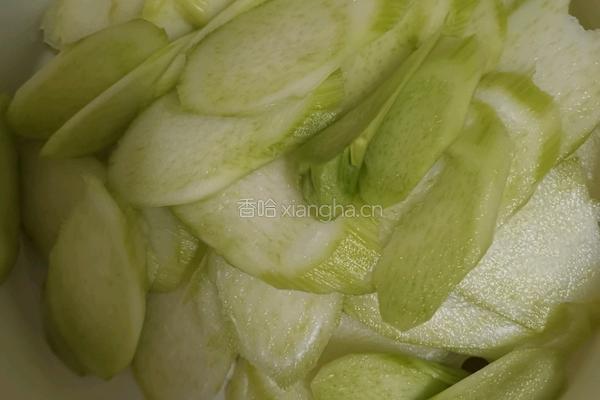 芥兰梗炒肉的做法图解1
