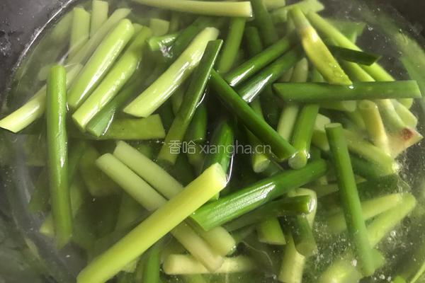 麻辣蒜苔的做法图解3