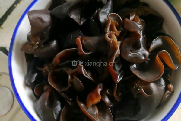 松茸土豆海带炖鸡翅根的做法图解6