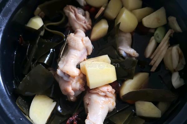 松茸土豆海带炖鸡翅根的做法图解8