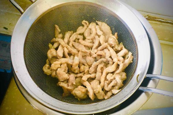 杏鲍菇青椒炒过油肉的做法图解1