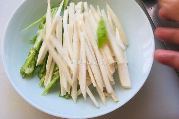 杏鲍菇青椒炒过油肉的做法图解2