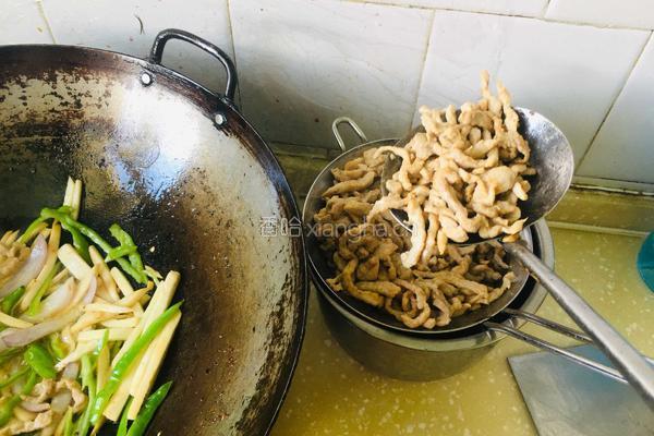 杏鲍菇青椒炒过油肉的做法图解4