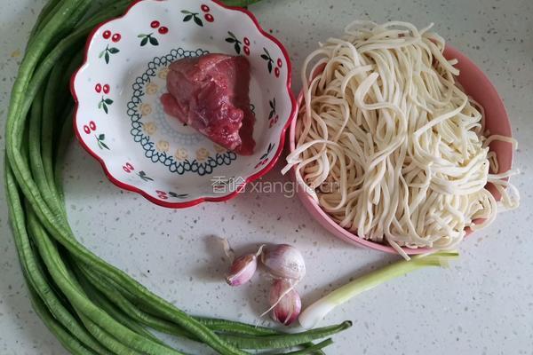 豆角蒸卤面的做法图解1