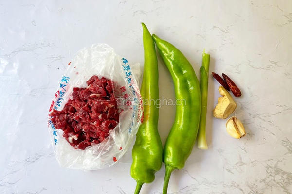 青椒炒牛肉的做法图解1