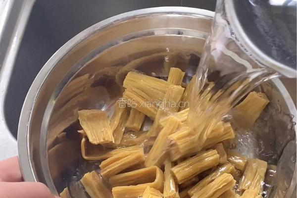 腐竹炒肉的做法图解2