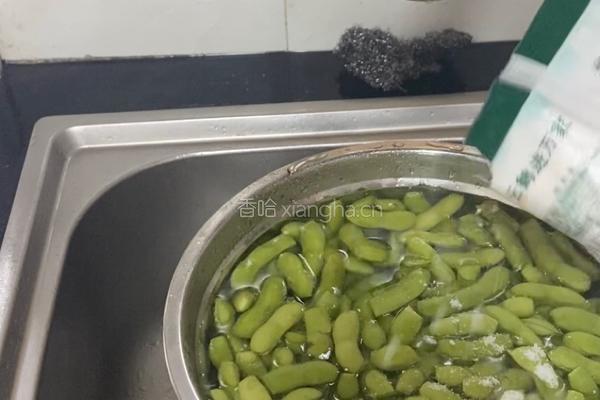 凉拌毛豆的做法图解2