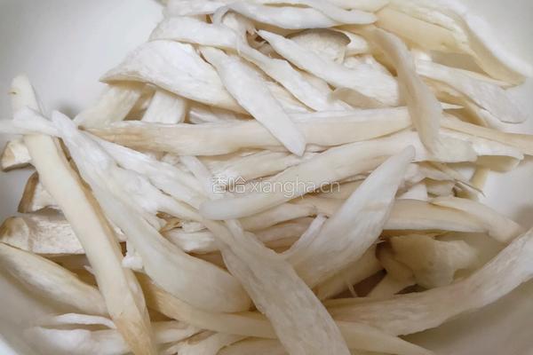 杏鲍菇炒肉的做法图解1