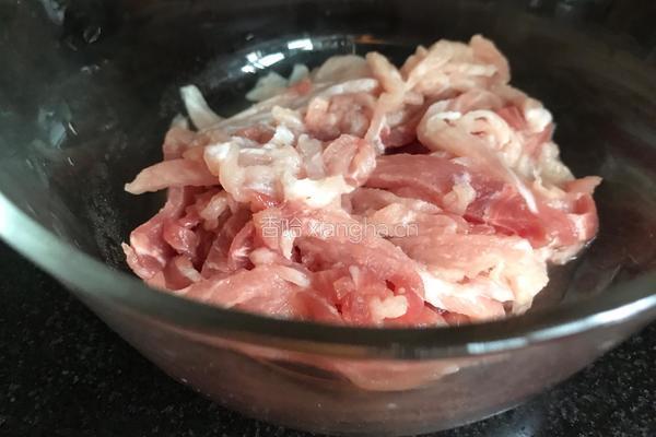杏鲍菇炒肉丝的做法图解1