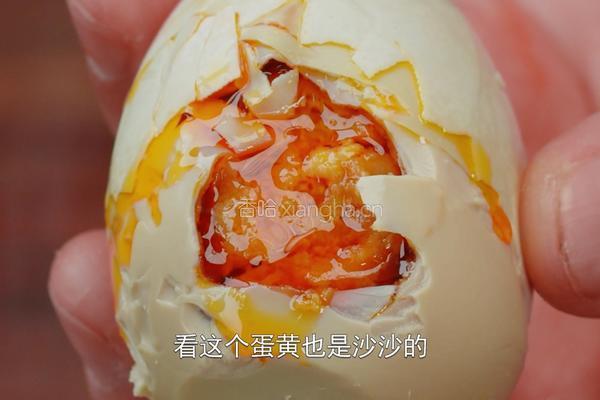 奶奶40年腌制咸鸭蛋老方子 保证100起沙流油的做法图解8