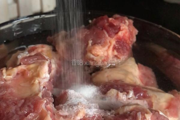 白萝卜排骨汤的做法图解1