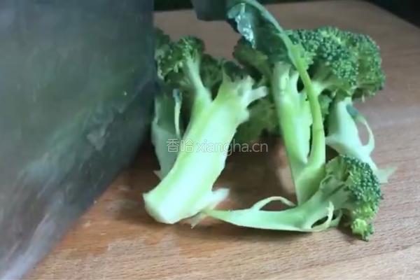 高汤西兰花的做法图解1