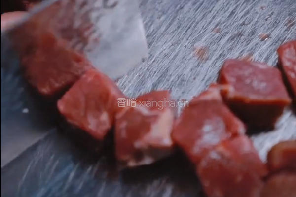 金蒜牛肉粒的做法图解2