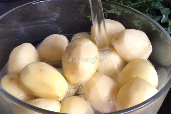 五花肉烧小土豆的做法图解1