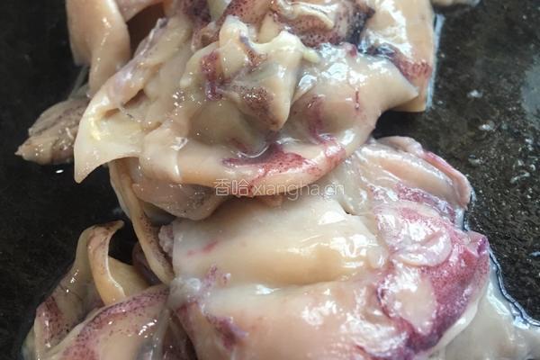 汕尾的特色菜，咸鱿鱼蒸五花肉的做法图解2