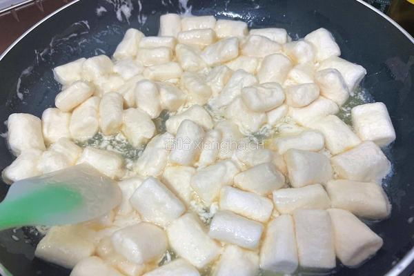 抹茶牛轧糖的做法图解3