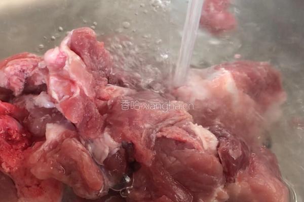 棒骨萝卜汤的做法图解1