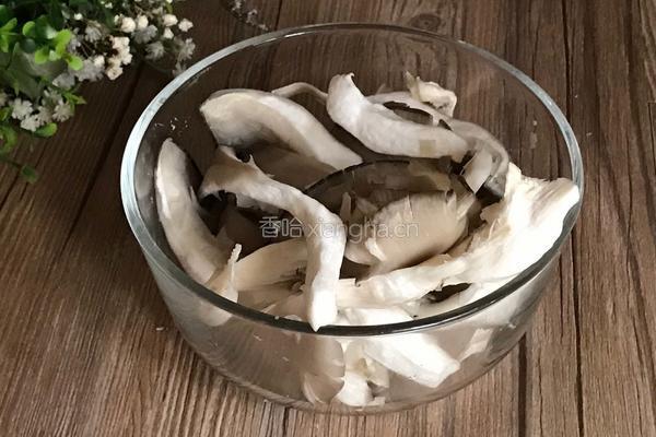 白菜炒平菇的做法图解2