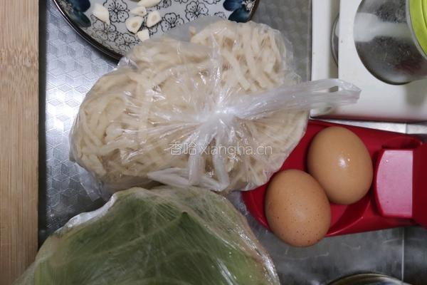 圆白菜鸡蛋炒饼的做法图解1