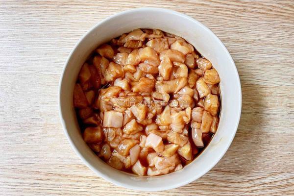杏鲍菇炒鸡丁的做法图解2