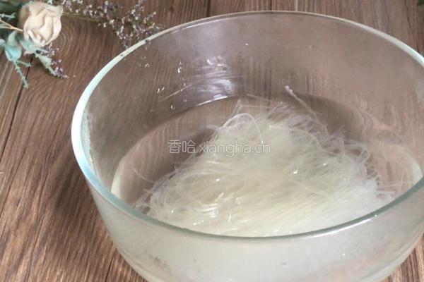 木耳炒粉丝的做法图解2