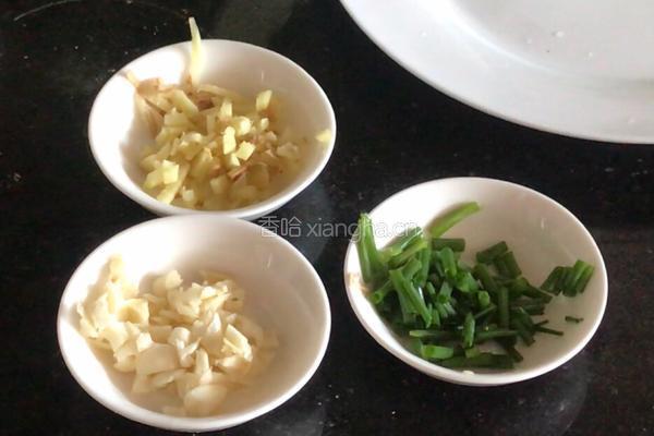 杏鲍菇炒鸡丁的做法图解4