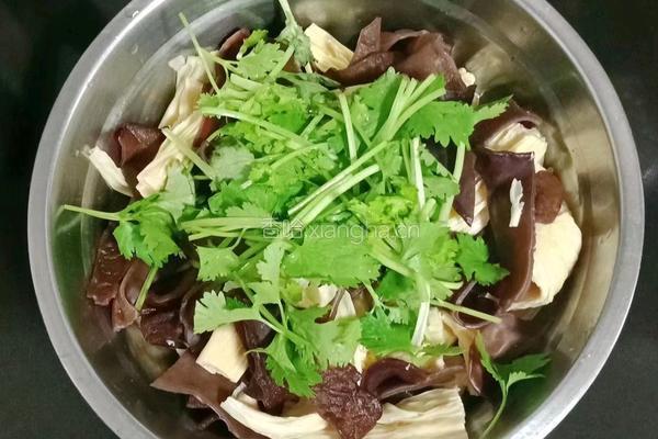 凉拌腐竹木耳的做法图解15