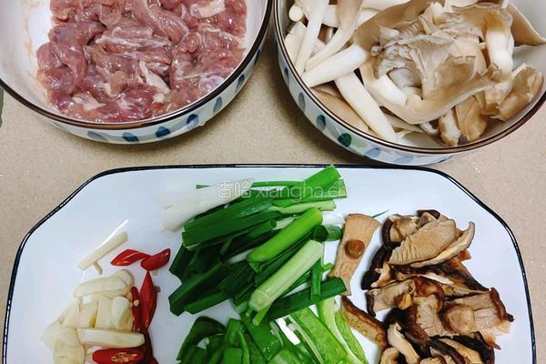 平菇炒肉的做法图解1