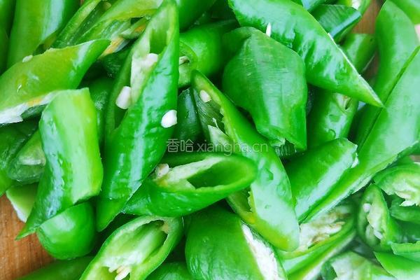 辣椒炒皮蛋的做法图解1