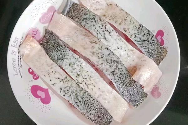 剁椒蒸鱼腩的做法图解1