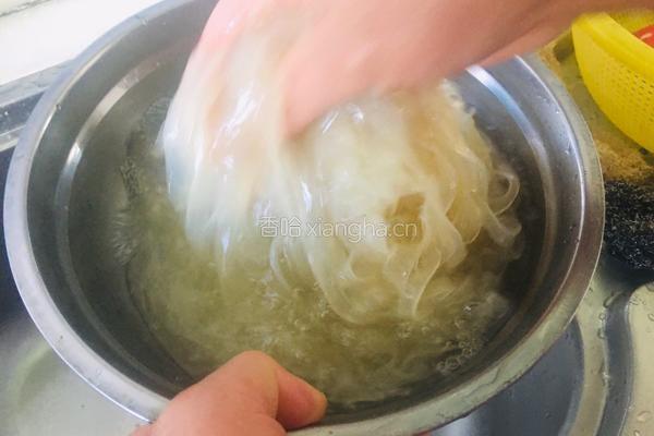 凉拌酸辣粉皮的做法图解3