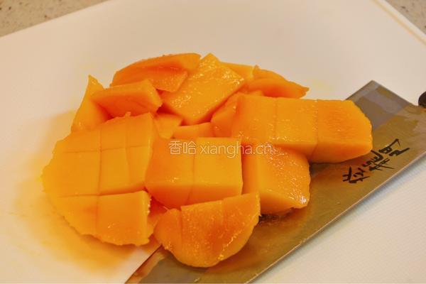 香甜可口的芒果酸奶冻的做法图解1