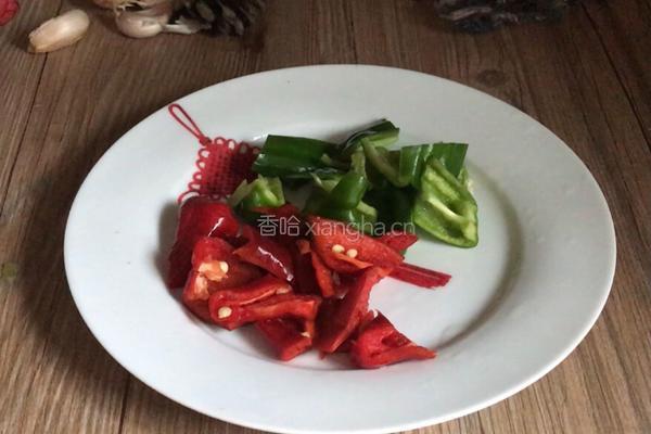 青红椒口蘑炒鸡蛋的做法图解2
