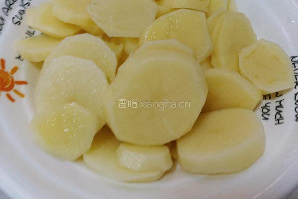 蚝油焖土豆的做法图解1